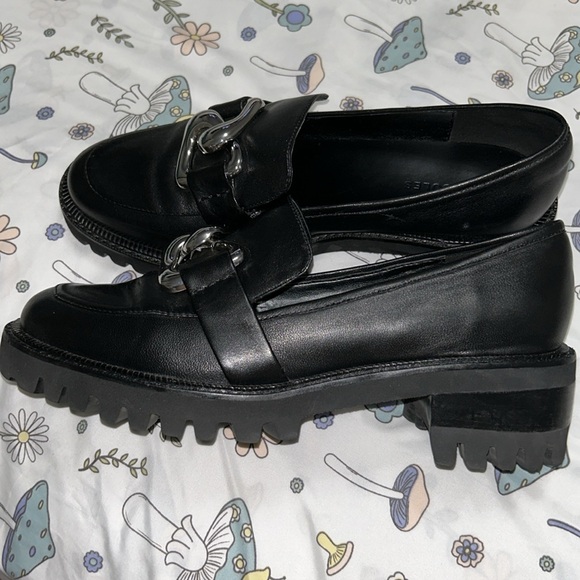 Shoes - Picture 2 of 4